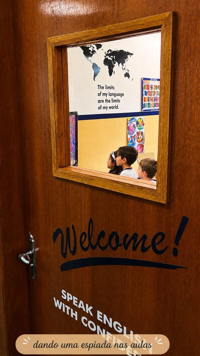 Entrada da sala de aula com boas-vindas em inglês